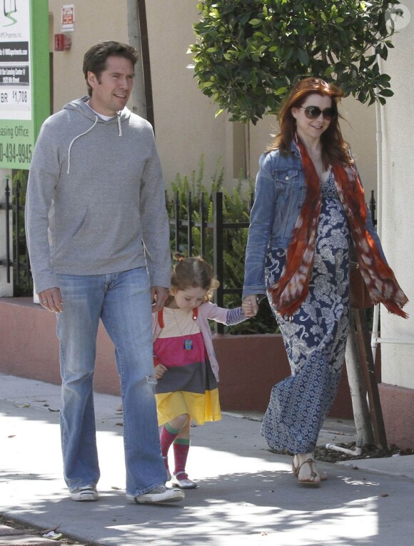 Déjeuner en famille pour Alyson Hannigan, enceinte, accompagnée de son mari Alexis Denisof et de leur fille Satyana. Santa Monica, le 1er avril 2012.