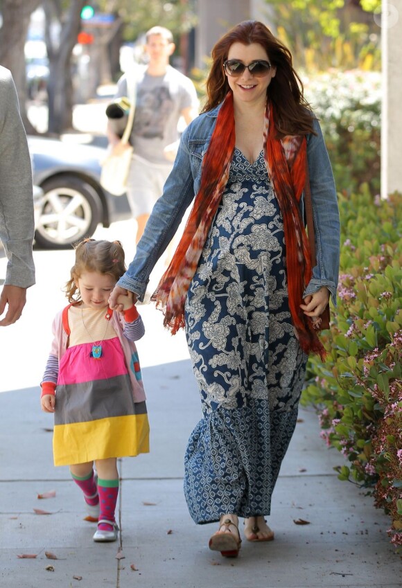 Alyson Hannigan, enceinte, et son adorable Satyana prennent l'air à Santa Monica. Le 1er avril 2012.
