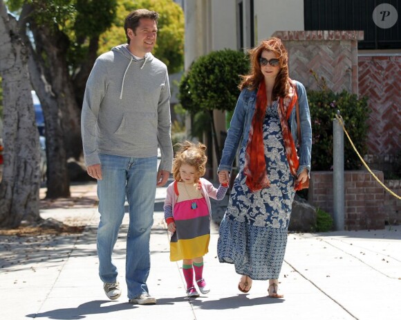 Alyson Hannigan, enceinte, mène sa petite famille sous le soleil de Santa Monica pour déjeuner. Le 1er avril 2012.