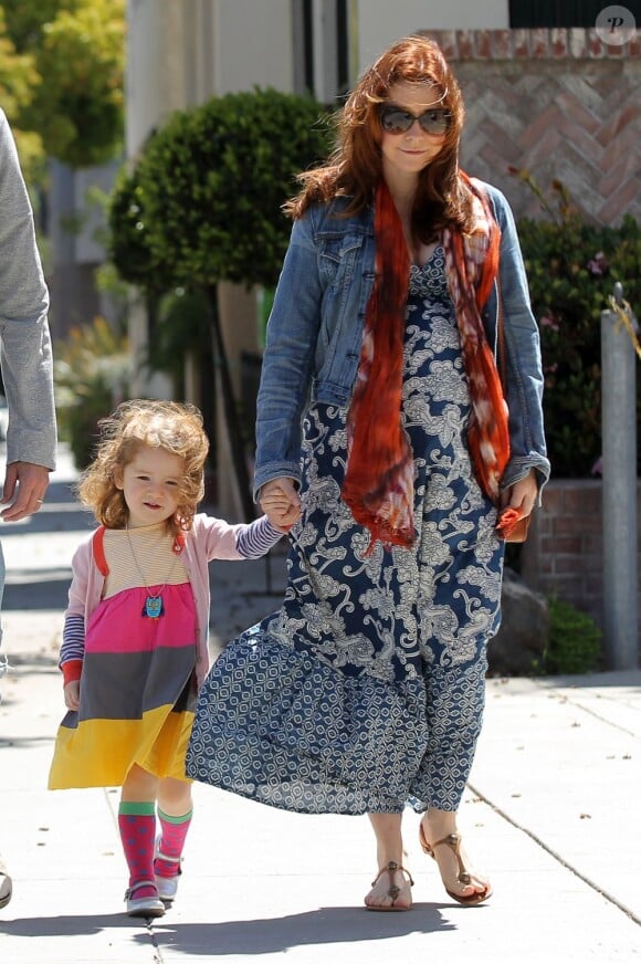 Alyson Hannigan, enceinte, mène sa petite famille sous le soleil de Santa Monica pour déjeuner. Le 1er avril 2012.