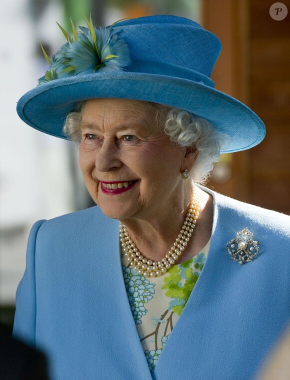 La reine Elizabeth II et le duc d'Edimbourg en visite à l'école Krishna Avanti de Harrow le 29 mars 2012.