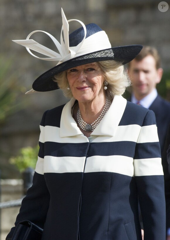 Camilla Parker Bowles. Jour de commémoration à Windsor : le 30 mars 2012 au matin, les royaux britanniques se remémoraient, à l'initiative de la reine Elizabeth II, les regrettées reine mère et princesse Margaret, respectivement décédées à 101 et 71 ans en 2002.