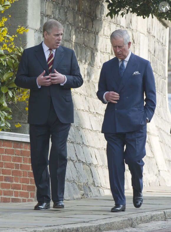 Le prince Andrew et son frère le prince Charles, en grande discussion. Jour de commémoration à Windsor : le 30 mars 2012 au matin, les royaux britanniques se remémoraient, à l'initiative de la reine Elizabeth II, les regrettées reine mère et princesse Margaret, respectivement décédées à 101 et 71 ans en 2002.