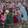 La reine Elizabeth II et le duc d'Edimbourg en visite à l'école Krishna Avanti de Harrow le 29 mars 2012.