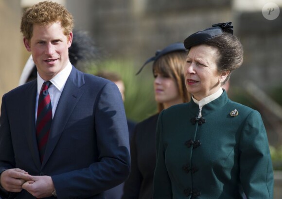 Jour de commémoration à Windsor : le 30 mars 2012 au matin, les royaux britanniques se remémoraient, à l'initiative de la reine Elizabeth II, les regrettées reine mère et princesse Margaret, respectivement décédées à 101 et 71 ans en 2002.