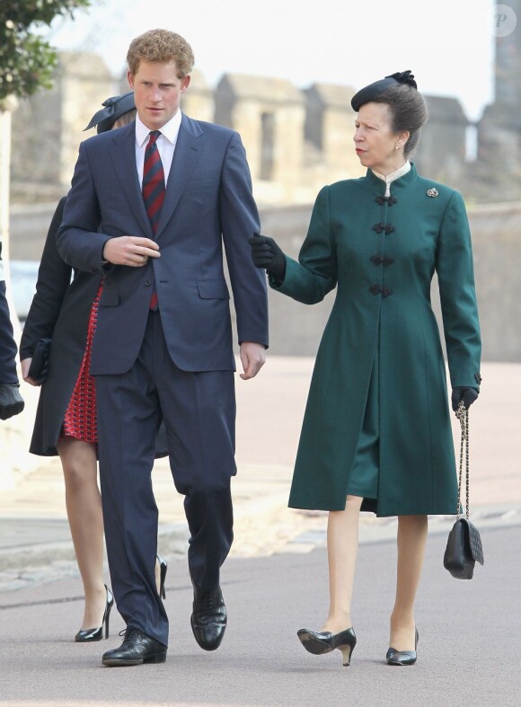 Le prince Harry retrouve sa tante la princesse Anne. Jour de commémoration à Windsor : le 30 mars 2012 au matin, les royaux britanniques se remémoraient, à l'initiative de la reine Elizabeth II, les regrettées reine mère et princesse Margaret, respectivement décédées à 101 et 71 ans en 2002.