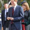 Le prince Harry, très chic et souriant, devant sa cousine la princesse Eugenie. Jour de commémoration à Windsor : vendredi 30 mars 2012 au matin, les royaux britanniques se remémoraient, à l'initiative de la reine Elizabeth II, les regrettées reine mère et princesse Margaret, respectivement décédées à 101 et 71 ans en 2002.