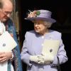 La reine avec le doyen de Windsor David Conner. Jour de commémoration à Windsor : vendredi 30 mars 2012 au matin, les royaux britanniques se remémoraient, à l'initiative de la reine Elizabeth II, les regrettées reine mère et princesse Margaret, respectivement décédées à 101 et 71 ans en 2002.