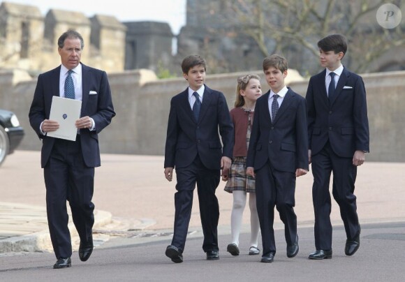 Le vicomte Linley, fils de la princesse Margaret, avec ses enfants. Jour de commémoration à Windsor : le 30 mars 2012 au matin, les royaux britanniques se remémoraient, à l'initiative de la reine Elizabeth II, les regrettées reine mère et princesse Margaret, respectivement décédées à 101 et 71 ans en 2002.