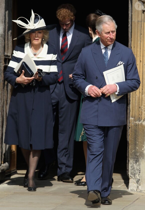 Le prince Harry avec son père le prince Charles et sa belle-mère Camilla Parker Bowles à la sortie de la chapelle Saint-George. Jour de commémoration à Windsor : vendredi 30 mars 2012 au matin, les royaux britanniques se remémoraient, à l'initiative de la reine Elizabeth II, les regrettées reine mère et princesse Margaret, respectivement décédées à 101 et 71 ans en 2002.