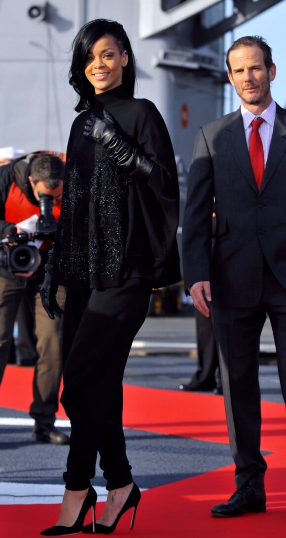 Rihanna est de nouveau brune et rayonne dans un look Givenchy lors du photocall japonais du film Battleship. Le 2 avril 2012