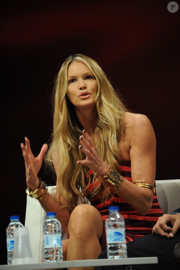 Elle Macpherson présente l'émission Fashion Star lors du MIPTV, le marché international des contenus visuels. Cannes, le 2 avril 2012.