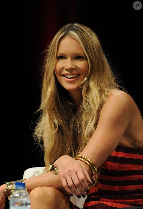 Elle Macpherson présente l'émission Fashion Star au cours d'une conférence lors du MIPTV. Cannes, le 2 avril 2012.
