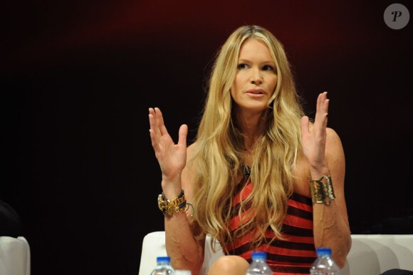 Elle Macpherson s'exprime au cours d'une conférence lors du MIPTV. Cannes, le 2 avril 2012.