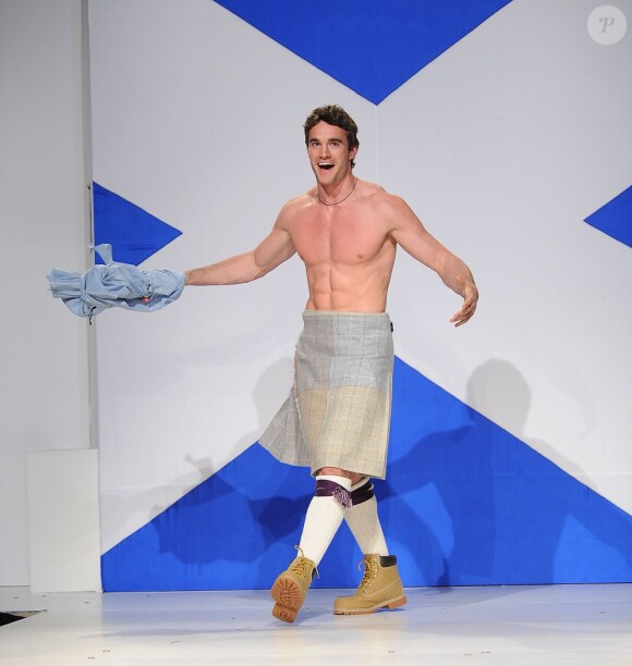 Thom Evans expose son corps d'Apollon au défilé From Scotland With Love. New York, le 2 avril 2012.