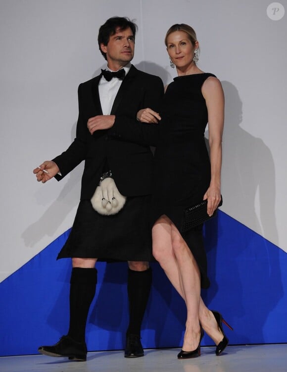 Matthew Settle et Kelly Rutherford, deux mannequins resplendissants lors du défilé From Scotland With Love. New York, le 2 avril 2012.