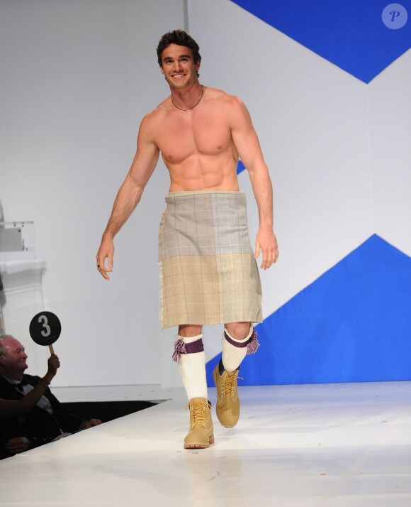 Thom Evans expose son corps d'Apollon au défilé From Scotland With Love. New York, le 2 avril 2012.