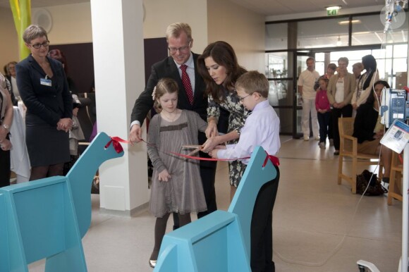 La princesse Mary de Danemark lors de l'inauguration d'un espace mère-enfant à l'hôpital de Kolding le 28 mars 2012.