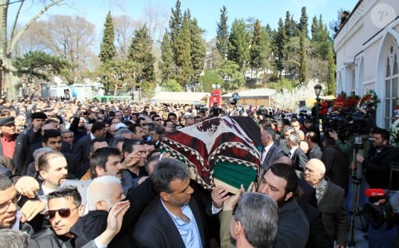 Funérailles de la princesse Neslisah, dernière sultane de la dynastie ottomane, le 3 avril 2012 à Istanbul (Turquie), au lendemain de sa mort à l'âge de 91 ans.