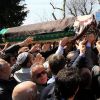 Une foule nombreuse a rendu hommage à la princesse Neslisah, dernière sultane de la dynastie ottomane, lors de ses funérailles le 3 avril 2012 à la mosquée du palais Yildiz à Istanbul (Turquie), au lendemain de sa mort à l'âge de 91 ans.