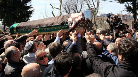 Une foule nombreuse a rendu hommage à la princesse Neslisah, dernière sultane de la dynastie ottomane, lors de ses funérailles le 3 avril 2012 à la mosquée du palais Yildiz à Istanbul (Turquie), au lendemain de sa mort à l'âge de 91 ans.