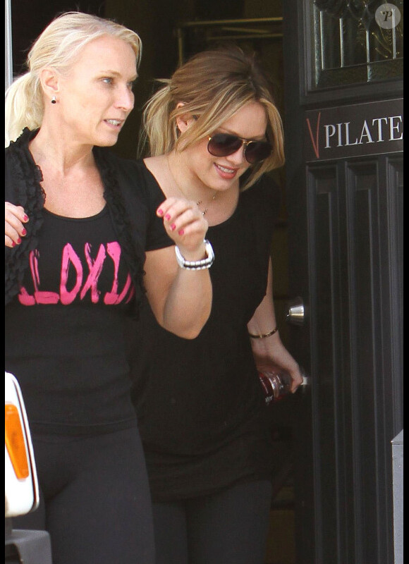 Hilary Duff, quelques jours après son accouchement, accompagnée d'une amie, à Los Angeles, le 2 avril 2012.