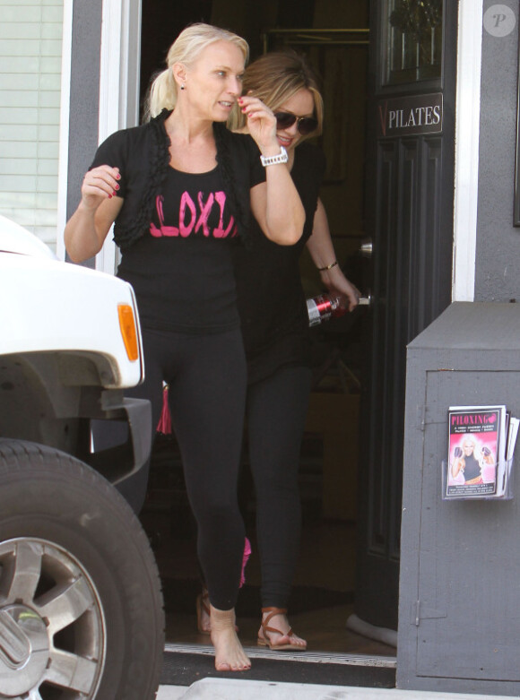 Hilary Duff, quelques jours après son accouchement, accompagnée d'une amie, à Los Angeles, le 2 avril 2012.