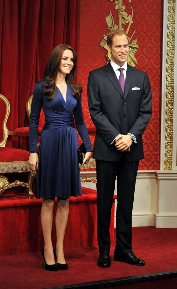 Le musée Madame Tussauds de Londres a dévoilé le 4 avril 2012 la première statue de cire de Kate Middleton. La duchesse de Cambridge est présentée avec son mari le prince William tels qu'ils étaient le jour de l'annonce officielle de leur fiançailles, Catherine arborant une réplique de la robe Issa bleue et de sa bague sertie d'un saphir.
