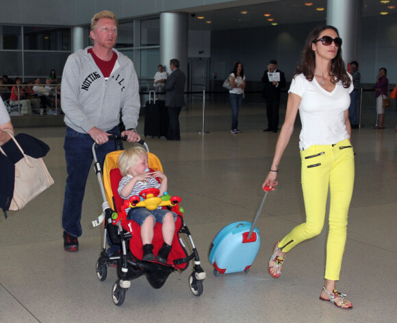 Boris Becker, Lilly Kerssenberg et le petit Amadeus en larmes à leur arrivée à Miami le 3 avril 2012