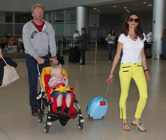 Boris Becker, Lilly Kerssenberg et le petit Amadeus à leur arrivée à Miami le 3 avril 2012