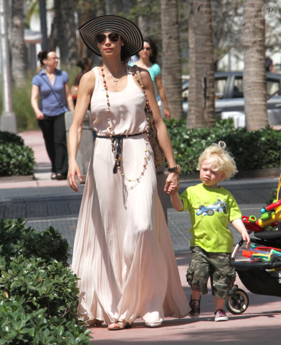 Lilly Kerssenberg et son fils Amadeus le 4 avril 2012 à Miami