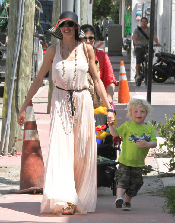 Lilly Kerssenberg et le petit Amadeus souriants le 4 avril 2012 à Miami