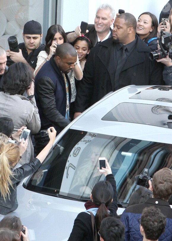 Kanye West sort d'un centre commercial à New York, le 5 avril 2012