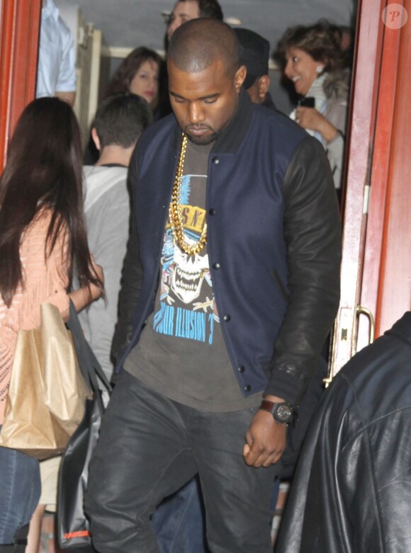 Kim Kardashian sort d'un restaurant à New York avec Kanye West le 5 avril 2012