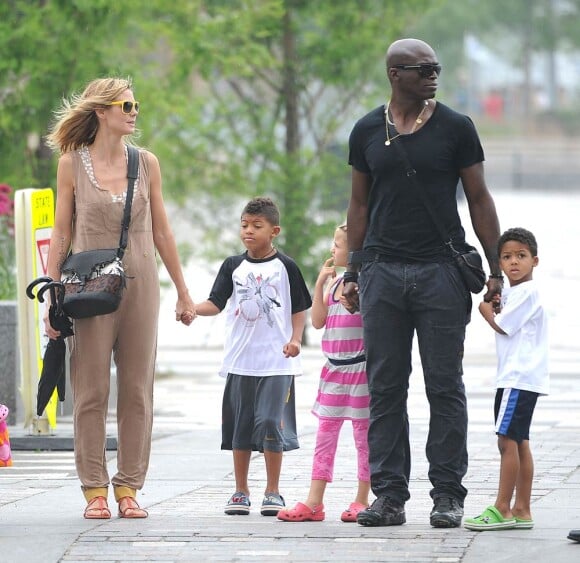 Heidi Klum et Seal, avec leurs enfants, en été 2011.