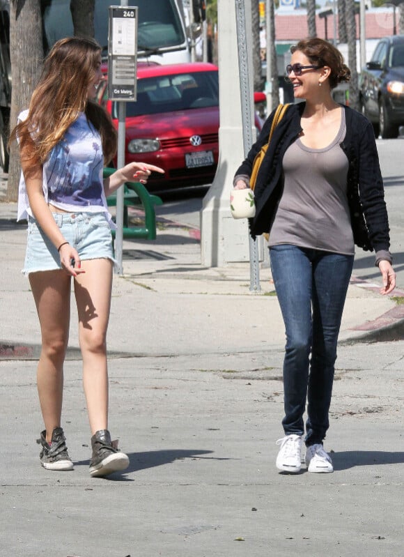 Teri Hatcher et sa fille Emerson font un supermarché à Los Angeles, le 6 avril 2012