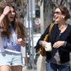 Teri Hatcher et sa jolie fille Emerson font un supermarché à Los Angeles, le 6 avril 2012