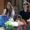 Teri Hatcher et sa fille Emerson font un supermarché à Los Angeles, le 6 avril 2012