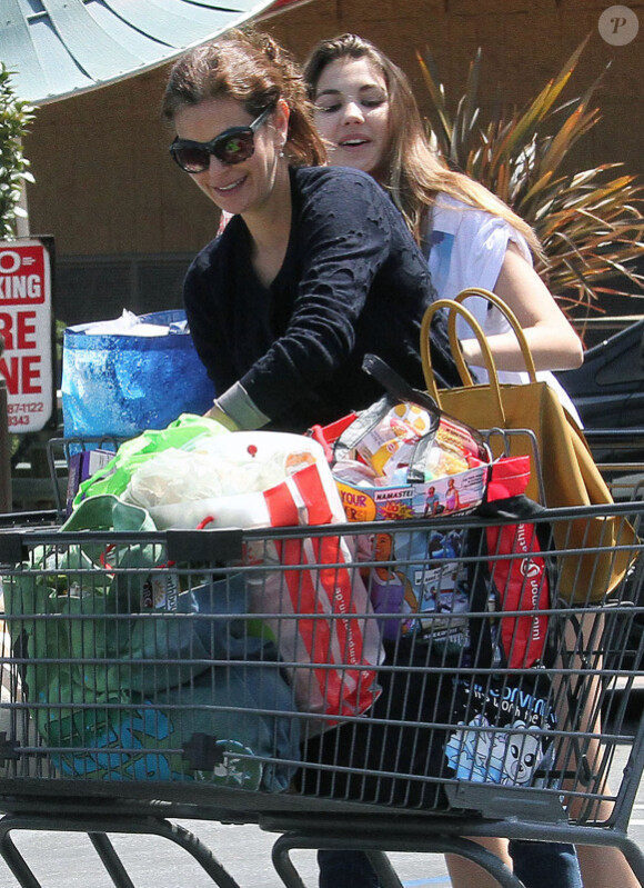 Teri Hatcher et sa fille Emerson font un supermarché à Los Angeles et s'amusent, le 6 avril 2012