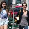 Teri Hatcher et sa fille Emerson, souriantes, font un supermarché à Los Angeles, le 6 avril 2012