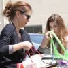 Teri Hatcher et sa fille Emerson font un supermarché à Los Angeles, le 6 avril 2012