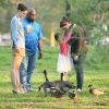 Exclusif : Katie Holmes et Suri donnent à manger à des canards dans un parc de la Nouvelle Orléans le 28 mars 2012.