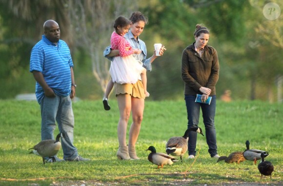 Exclusif : Katie Holmes et Suri donnent à manger à des canards dans un parc de la Nouvelle Orléans le 28 mars 2012.
