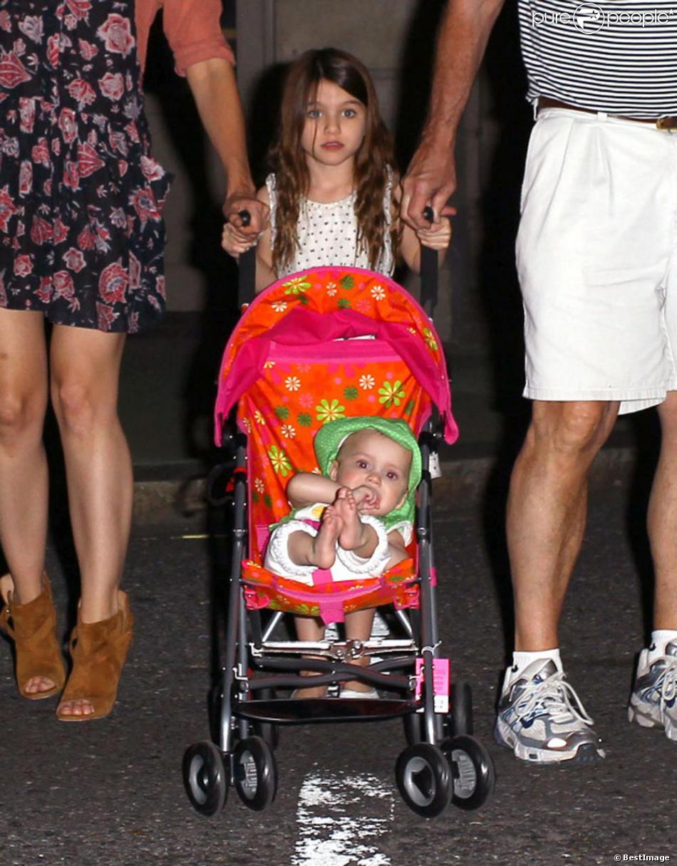 Exclusif Suri Cruise Ravie De Promener Un Vrai Bebe Avec Sa Maman Katie Holmes Ses Grands Parents Et Des Amis A Baton Rouge A La Nouvelle Orleans Le 31 Mar Purepeople