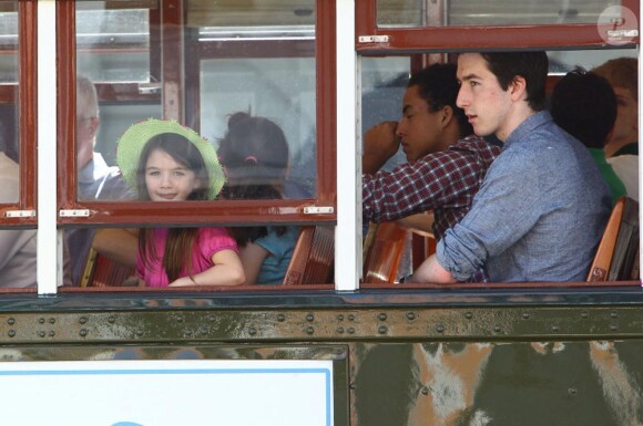 Exclusif : Le 1er avril 2012, Suri Cruise a fait un tour dans un car typique de la Nouvelle-Orléans accompagnée de sa famille dont son grand frère Connor.