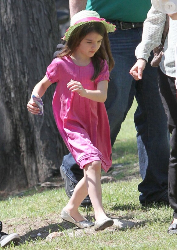Exclusif : Le 1er avril 2012, Katie Holmes ravissante avec son mari Tom Cruise, leur petite Suri, les grands-parents et le fils aîné de Tom, Connor.