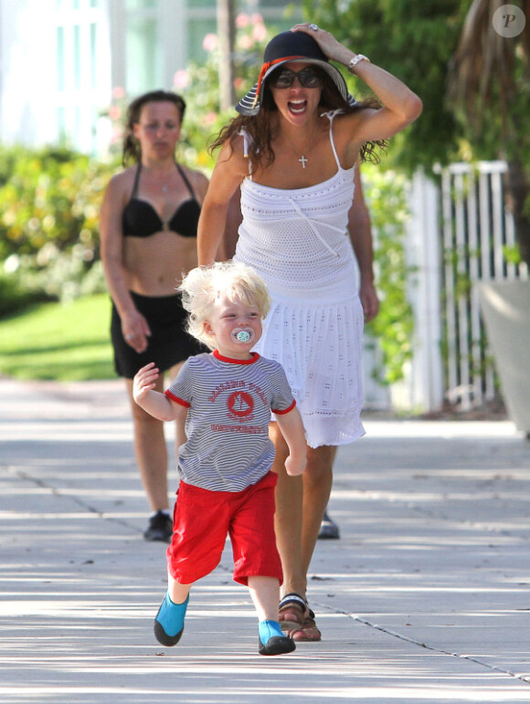 Lilly Kerssenberg et le petit Amadeus le 9 avril 2012 à Miami