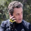 Même à vélo, Nicolas Sarkozy n'est jamais loin de son téléphone pour régler les problèmes de l'Etat, ici le 9 avril 2012 dans la campagne varoise