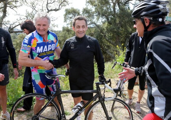Nicolas Sarkozy profite de son lundi de Pâques pour s'offrir une longue randonnée à vélo à travers la campagne varoise et aller à la rencontre d'autres cyclistes le 9 avril 2012