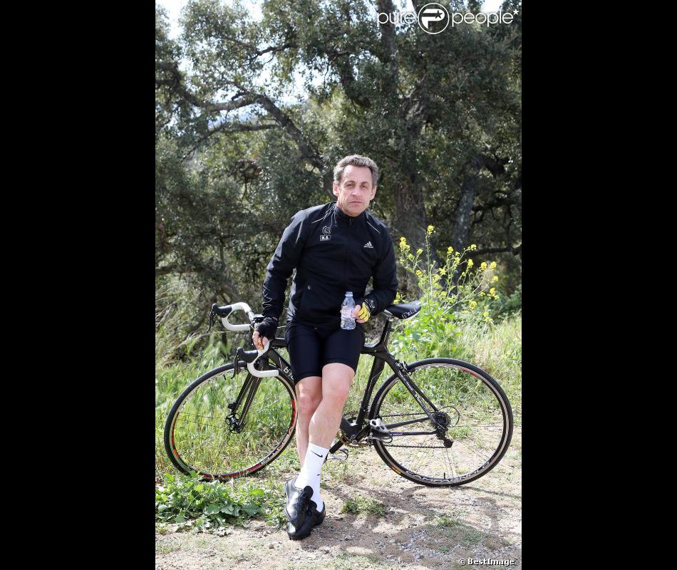 Nicolas Sarkozy Profite De Son Lundi De Paques Pour S Offrir Une Longue Randonnee A Velo A Travers La Campagne Varoise Et S Offrir Un Petite Pause Le 9 Avril 20 Purepeople